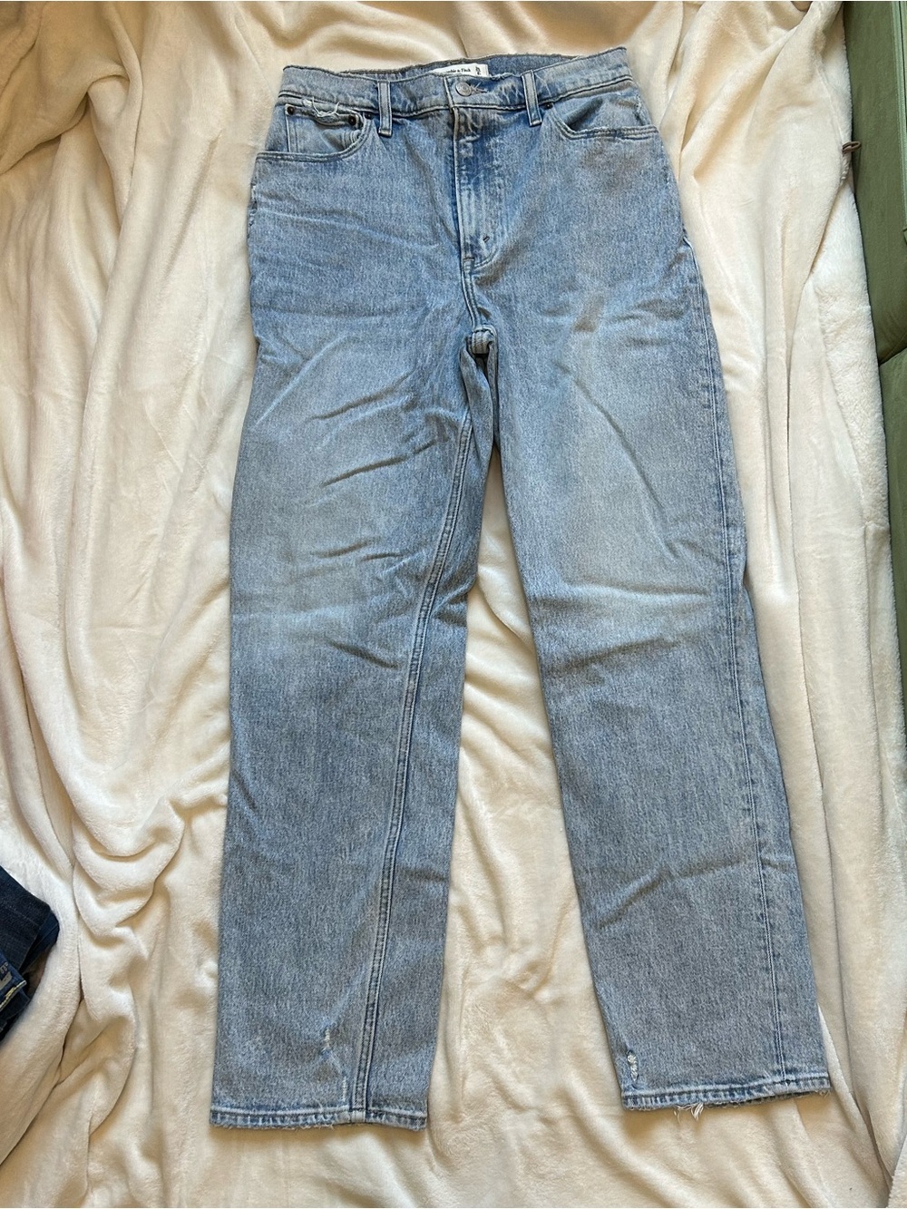 Abercrombie & Fitch The 90s Straight Ultra High Rise Jeans in 28R Curve